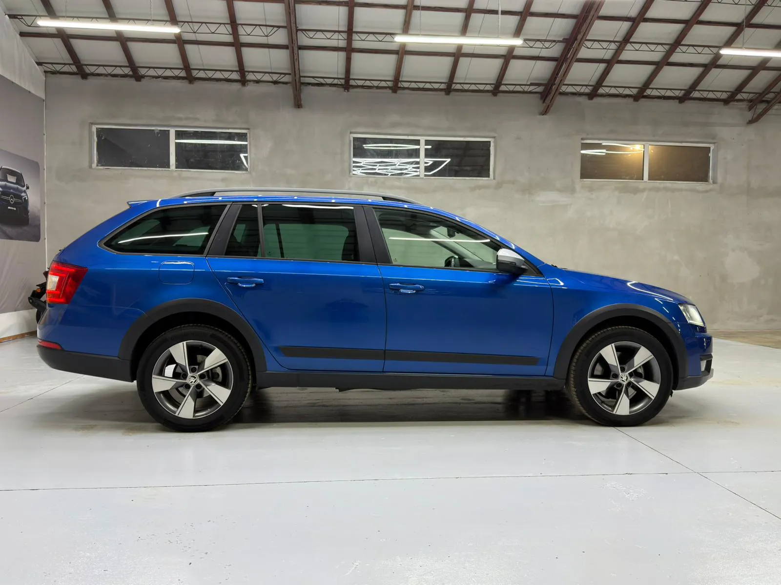 Skoda Octavia 2.0 TDI Scout 4x4 - Imagine 6